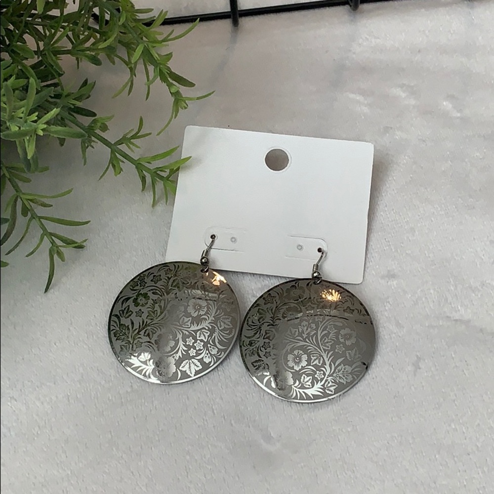 Light weight silver tone disk earrings
